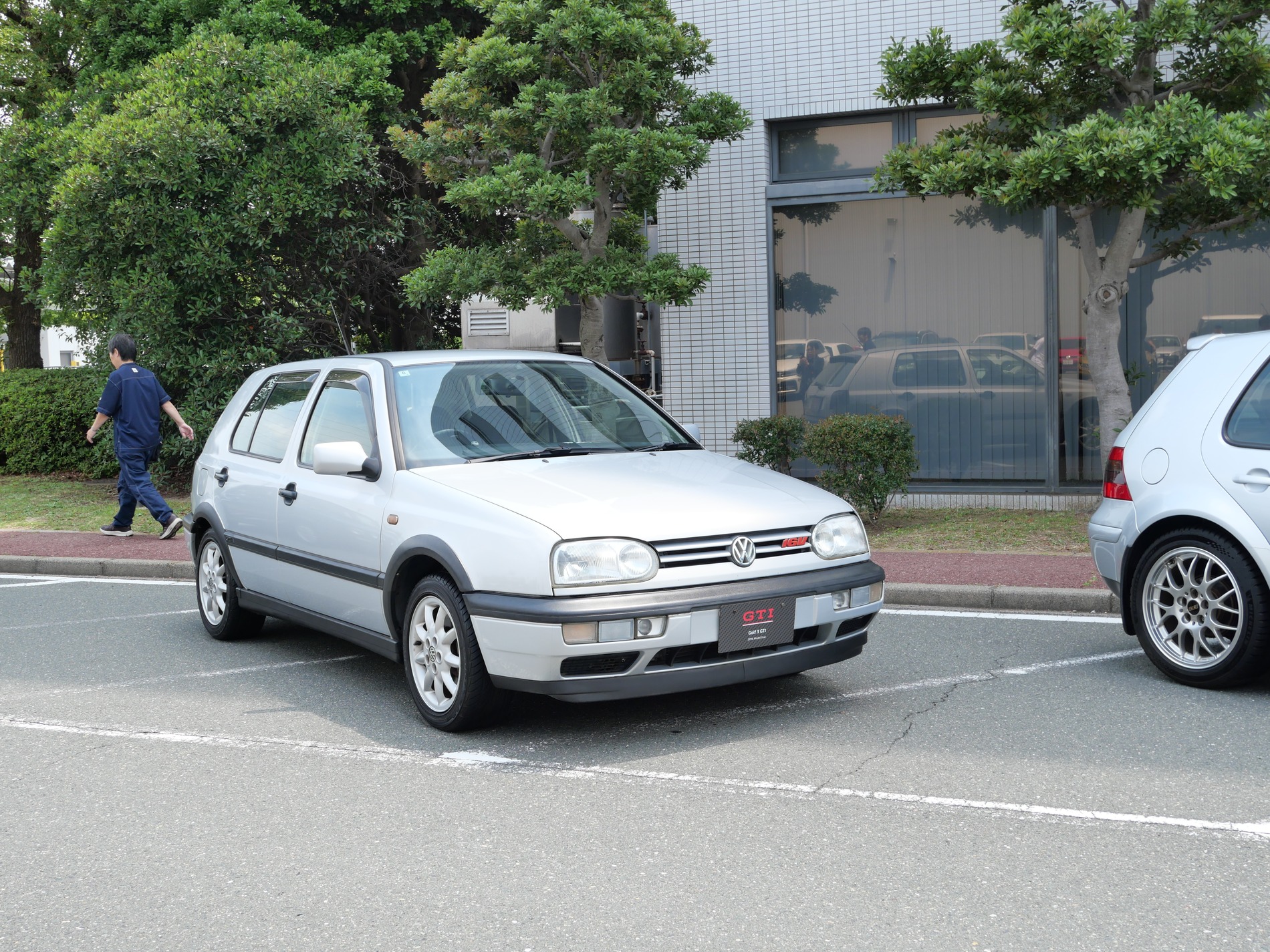 会場内で展示された車
