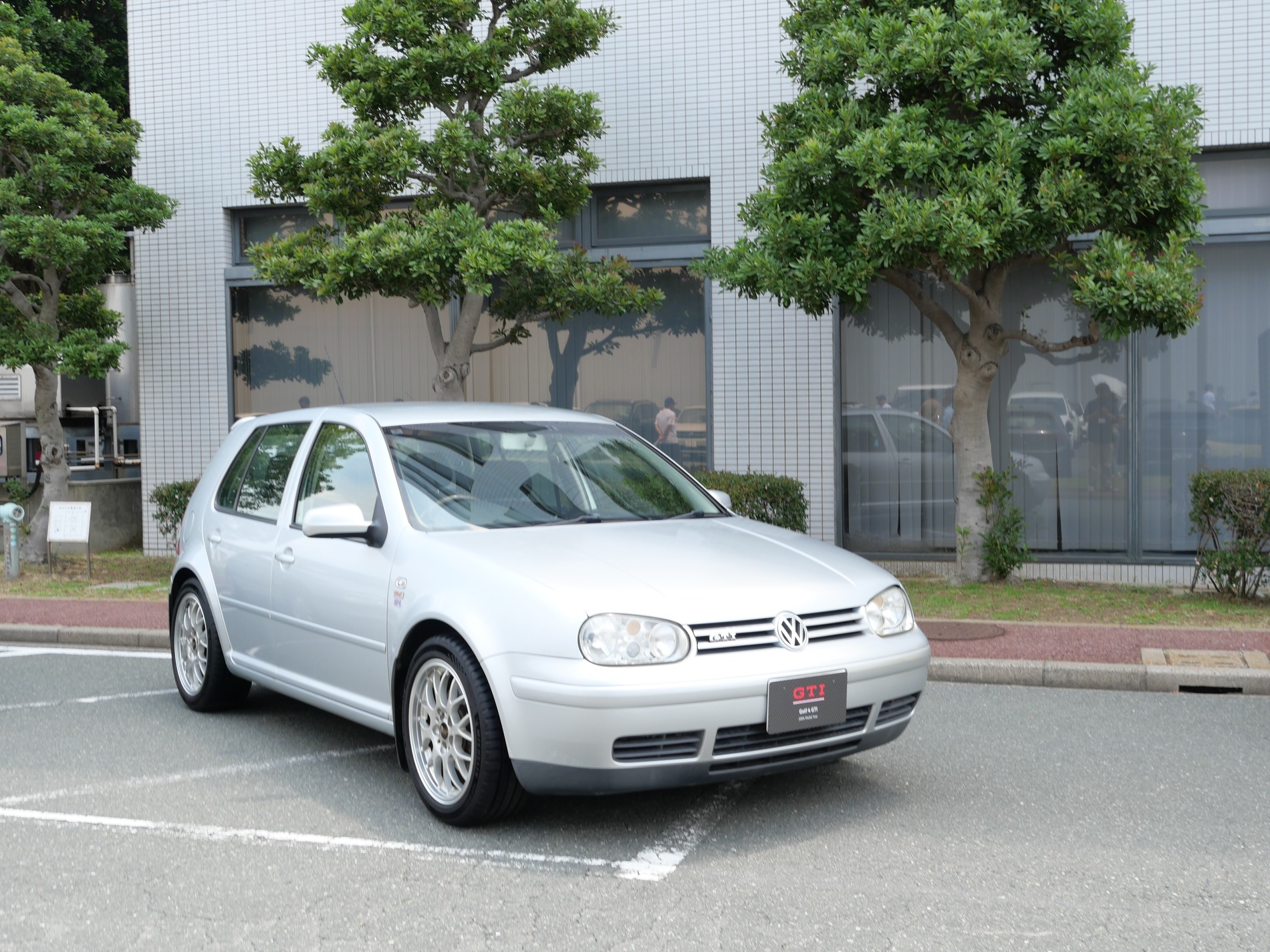 会場内で展示された車