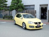 会場内で展示された車
