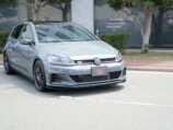 会場内で展示された車