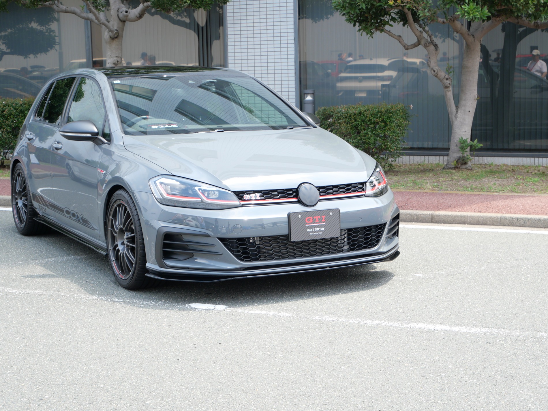 会場内で展示された車