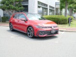 会場内で展示された車