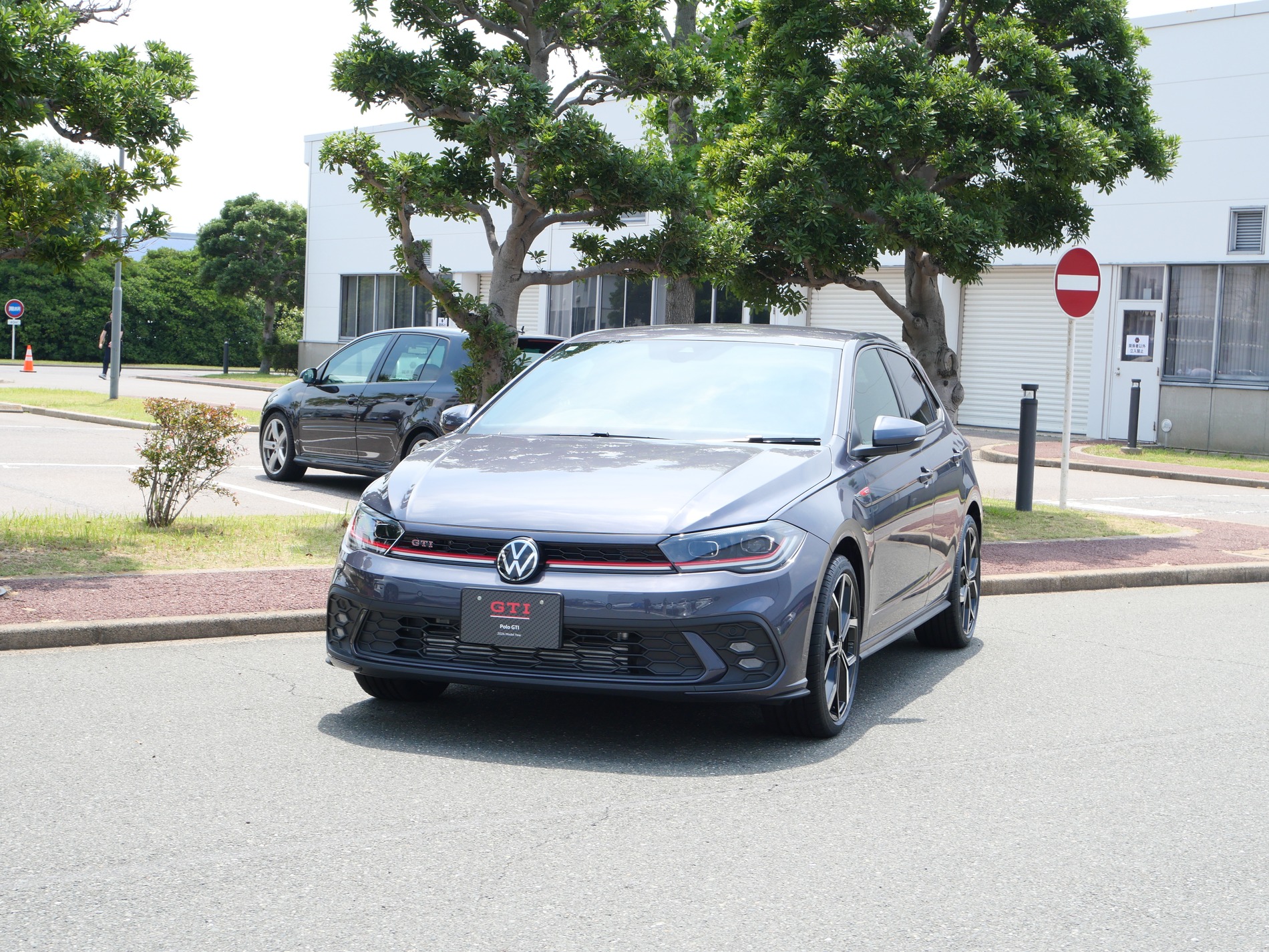 会場内で展示された車