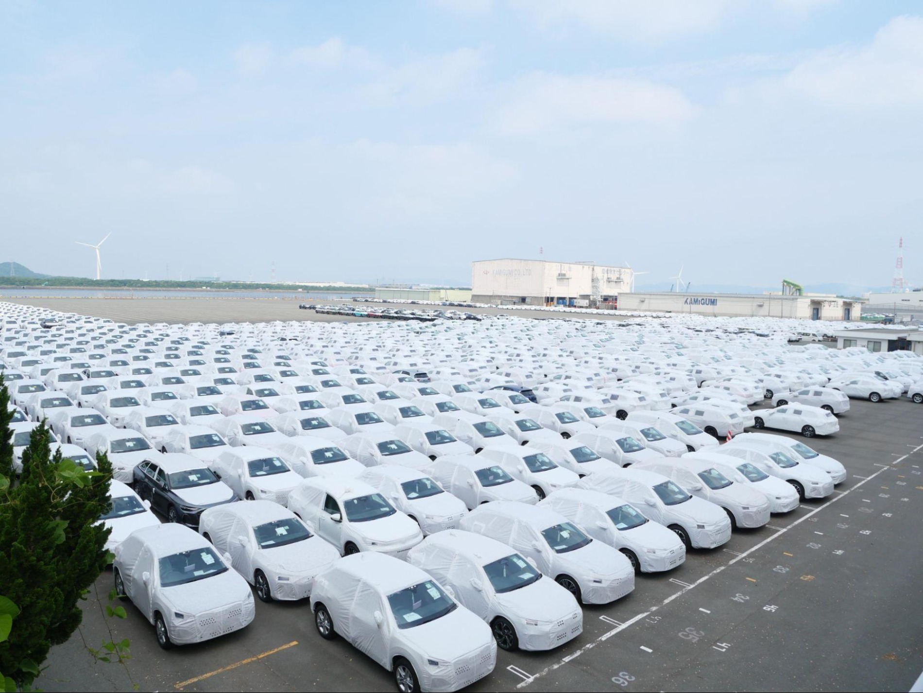 納車前でずらりと並んでいる様子