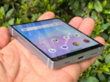 普通のスマートフォンよりはるかに小さな大きさ