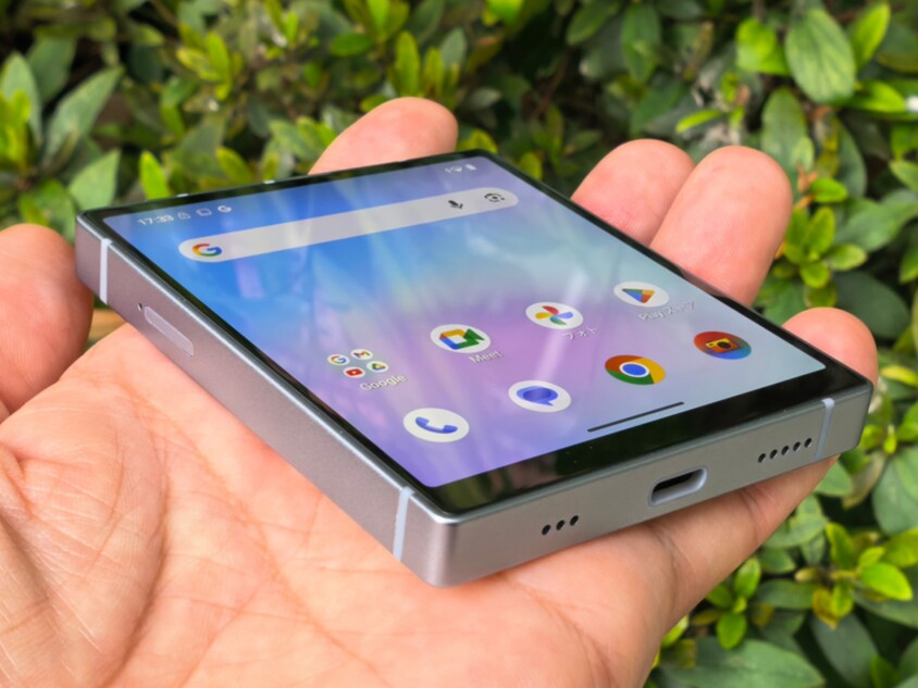 普通のスマートフォンよりはるかに小さな大きさ