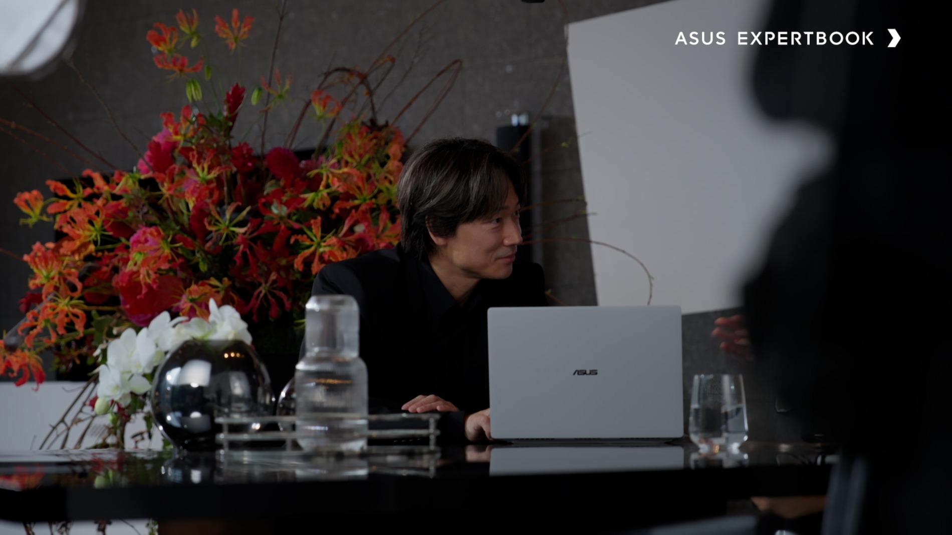 ASUS、アンバサダーには俳優の綾野剛を起用