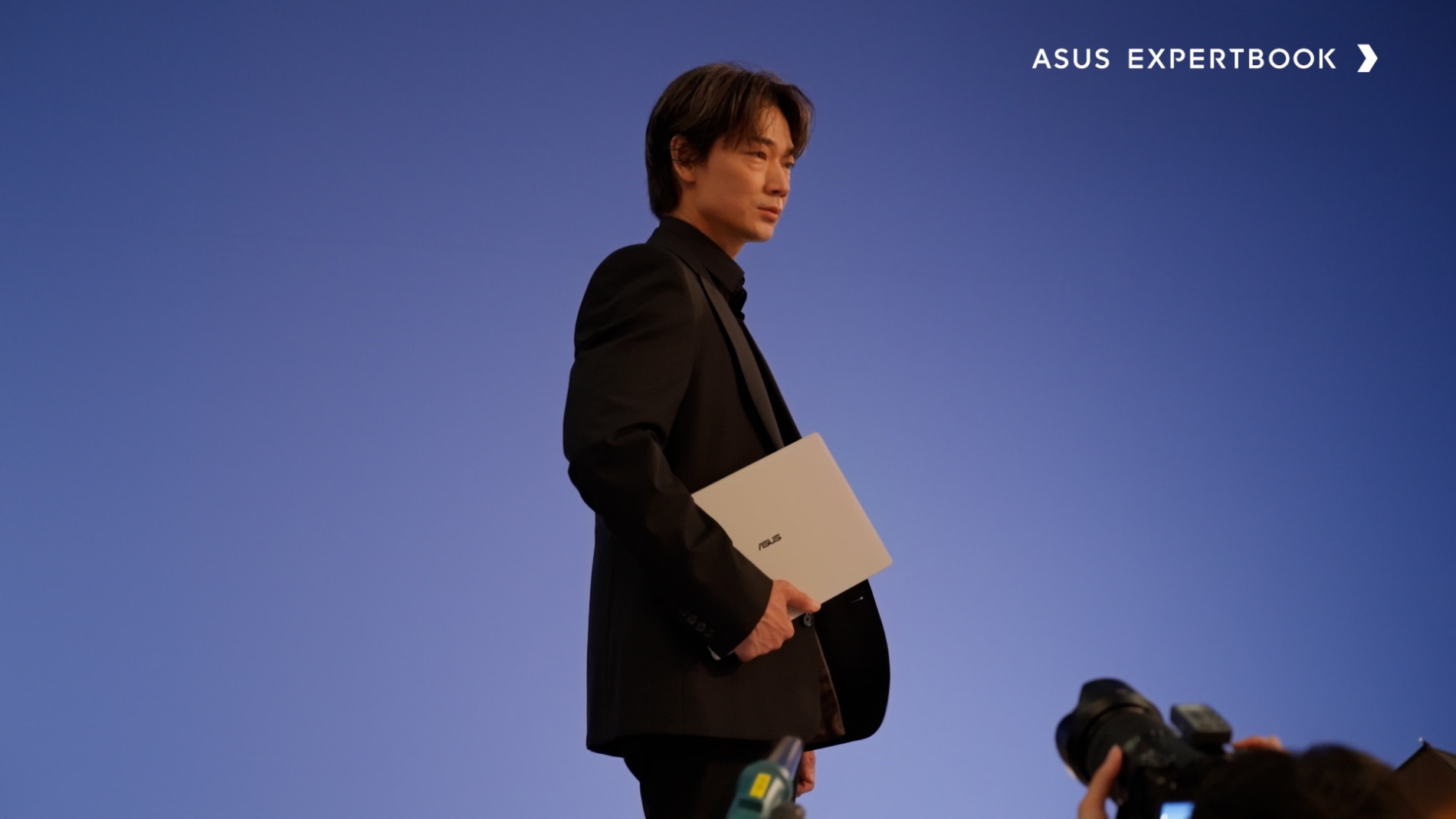ASUS、アンバサダーには俳優の綾野剛を起用