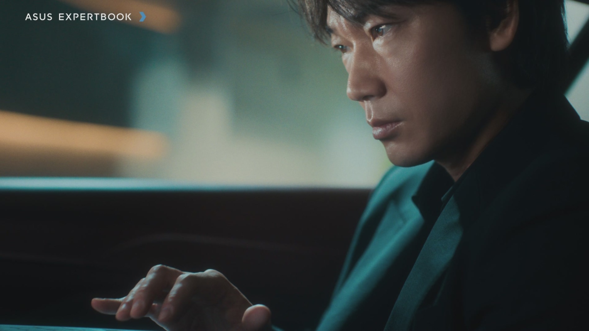 ASUS、アンバサダーには俳優の綾野剛を起用