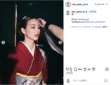 のん、紅の着物姿でランウェイに登場の画像