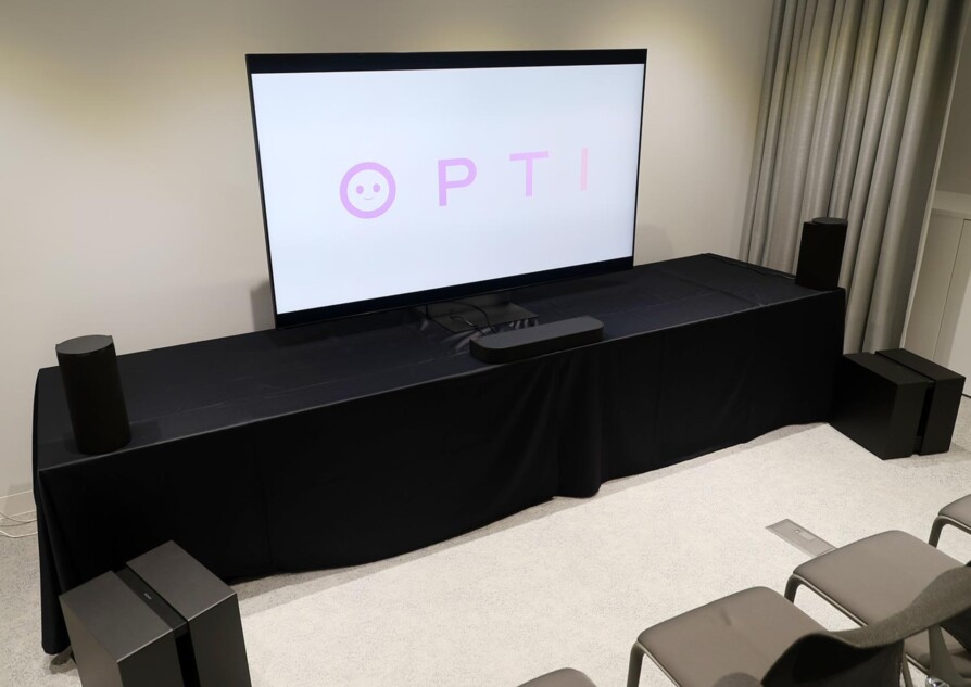 『BRAVIA 9 II』の85型をメインにした視聴システム