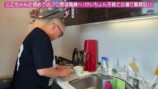 娘と一緒に野球観戦をする山本圭壱