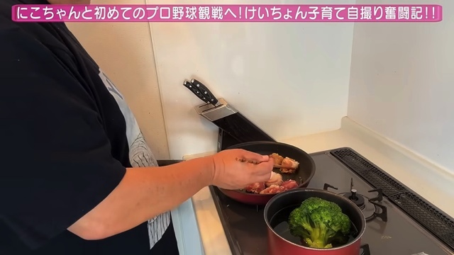 娘と一緒に野球観戦をする山本圭壱