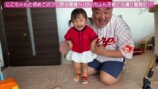 娘と一緒に野球観戦をする山本圭壱