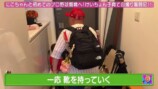娘と一緒に野球観戦をする山本圭壱