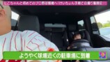 娘と一緒に野球観戦をする山本圭壱