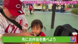 娘と一緒に野球観戦をする山本圭壱