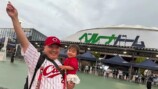娘と一緒に野球観戦をする山本圭壱