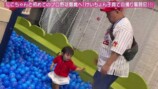 娘と一緒に野球観戦をする山本圭壱