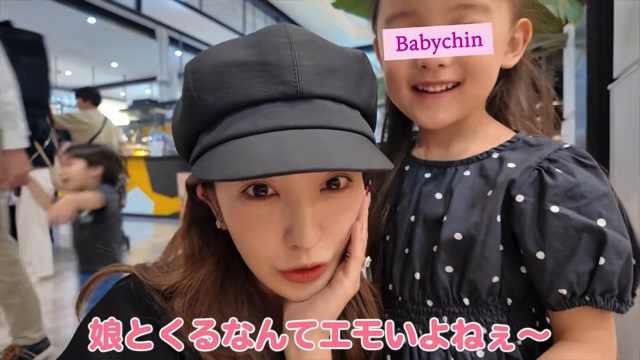 娘と動物に触れ合う板野友美