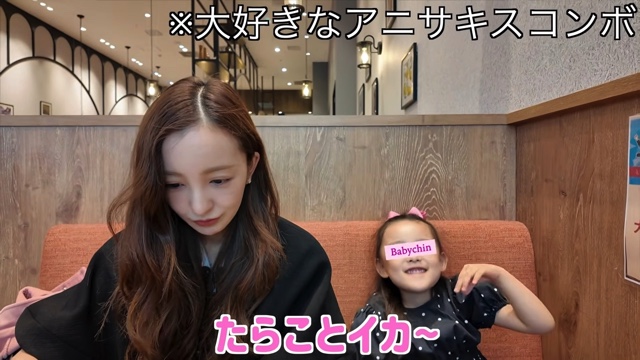 娘と動物に触れ合う板野友美