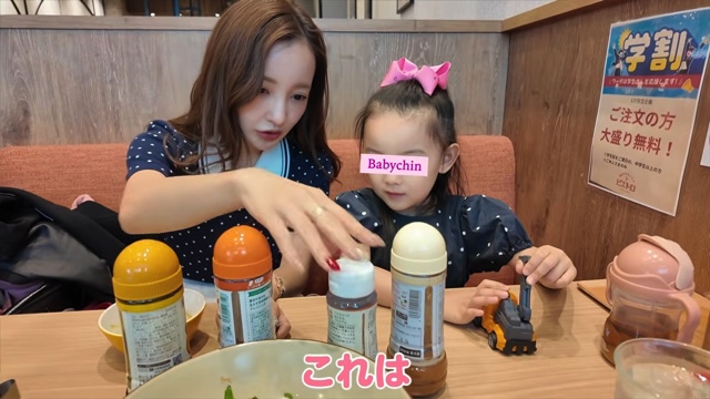 娘と動物に触れ合う板野友美