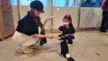 娘と動物に触れ合う板野友美