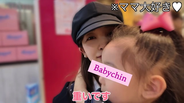 娘と動物に触れ合う板野友美