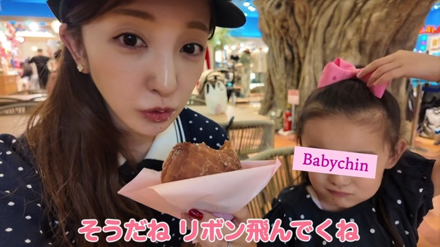 娘と動物に触れ合う板野友美