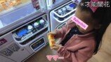 娘と動物に触れ合う板野友美