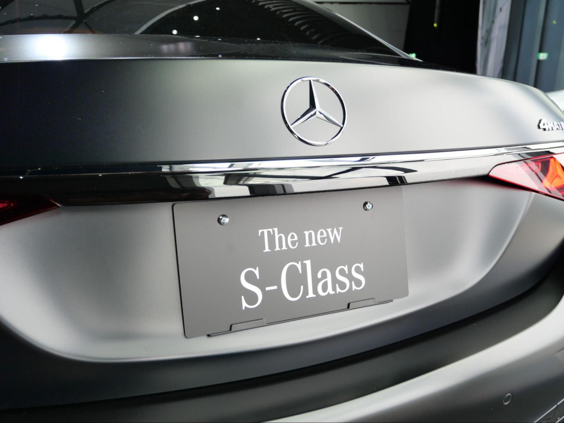 S-Classと描かれたナンバープレート