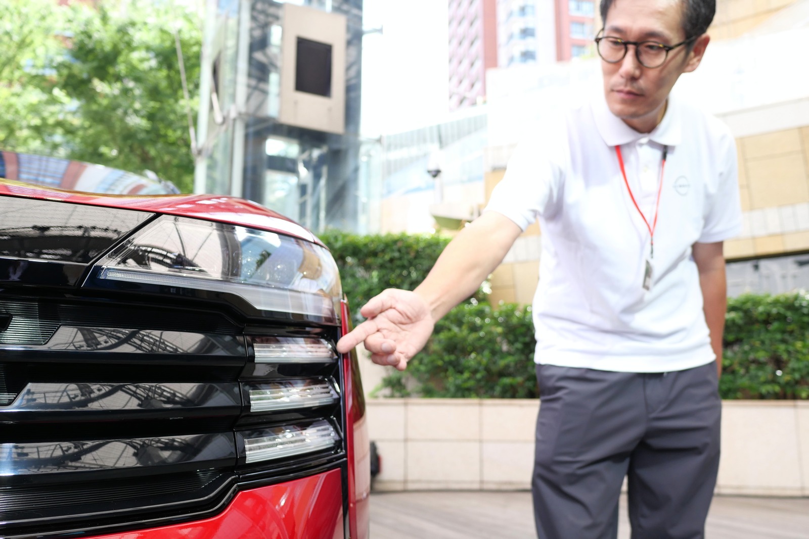 フロントのアクセントランプを指す