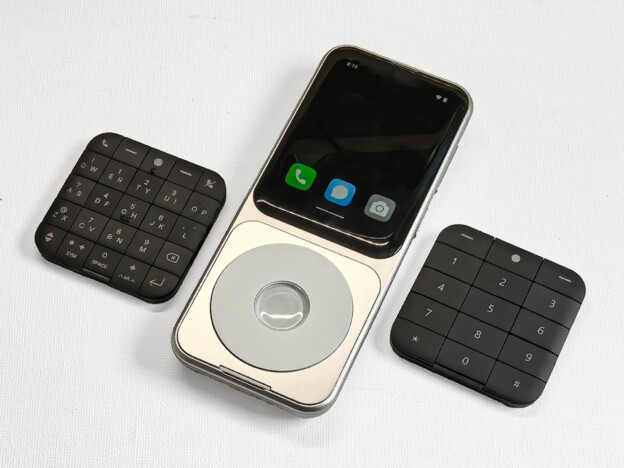 AIやSNS疲れの救世主？　音楽プレイヤーにもなるギミックが楽しいスマホ『Sidephone』を試してみた