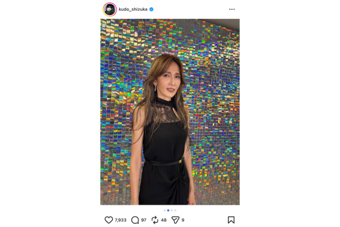 工藤静香、黒ワンピース＆白いキャミソールの異なる着こなしに反響　「デコルテレースが素敵」「スタイルバツグン」