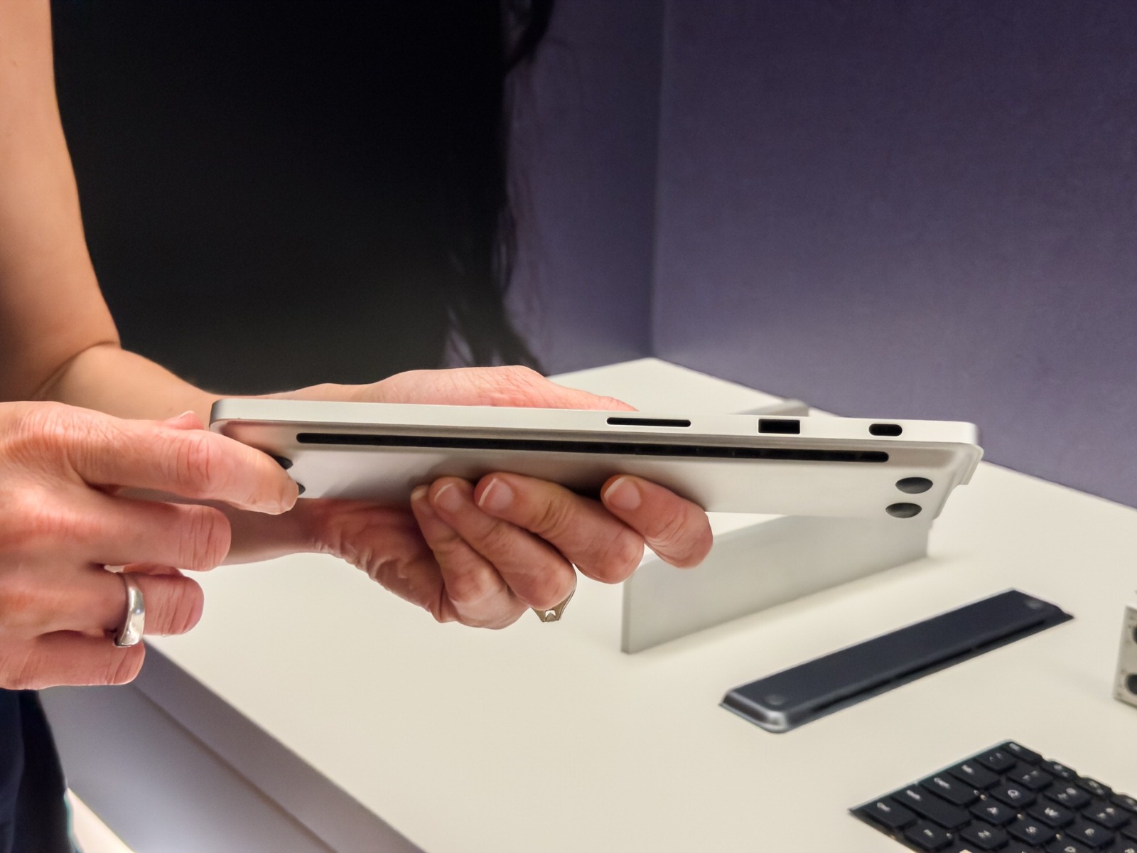 『Surface Laptop Ultra』側面・インターフェース