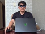 ノートPCを前に使っている様子