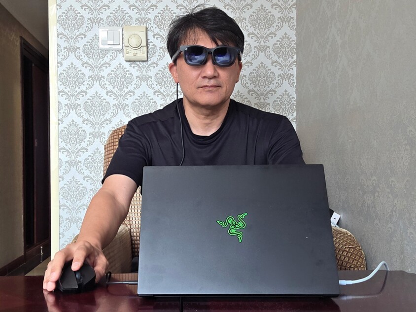 ノートPCを前に使っている様子