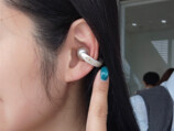 『moto buds loop - with Crystals by Swarovski』を着けた状態
