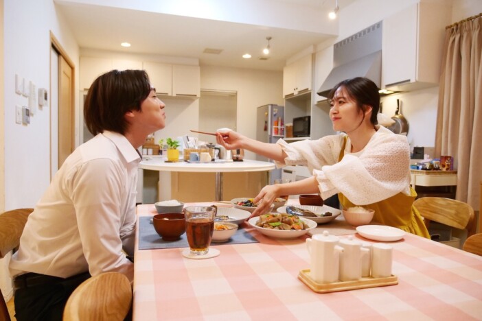 吉野北人＆鈴木愛理の幸せな瞬間と“裏の顔”が　『昨夜は殺れたかも』場面写真公開
