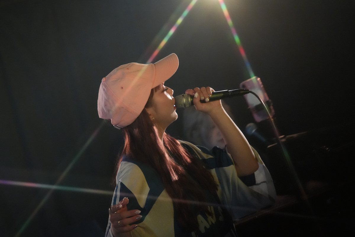 丸山純奈、自身最大規模の東阪Zeppワンマン開催 新曲「RAIL」が