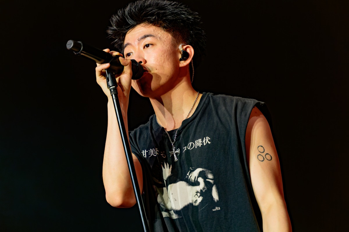 『HEAD IN THE CLOUDS』Rich Brian