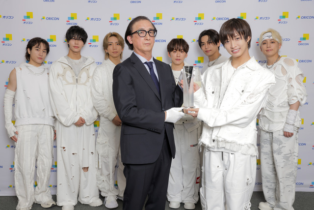 IMP. 「オリコン上半期ランキング 2026」、「アーティスト別セールス部門 新人ランキング」トロフィー授与