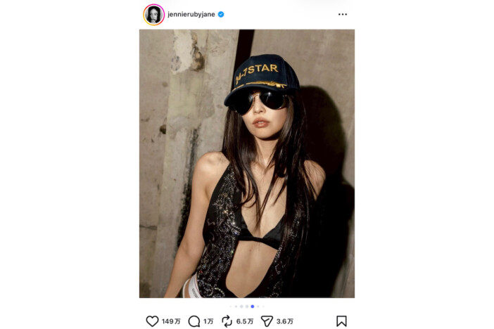 BLACKPINK JENNIE、妖艶なステージ衣装姿を大公開 持ち上げられながら歌う大胆なライブ写真も