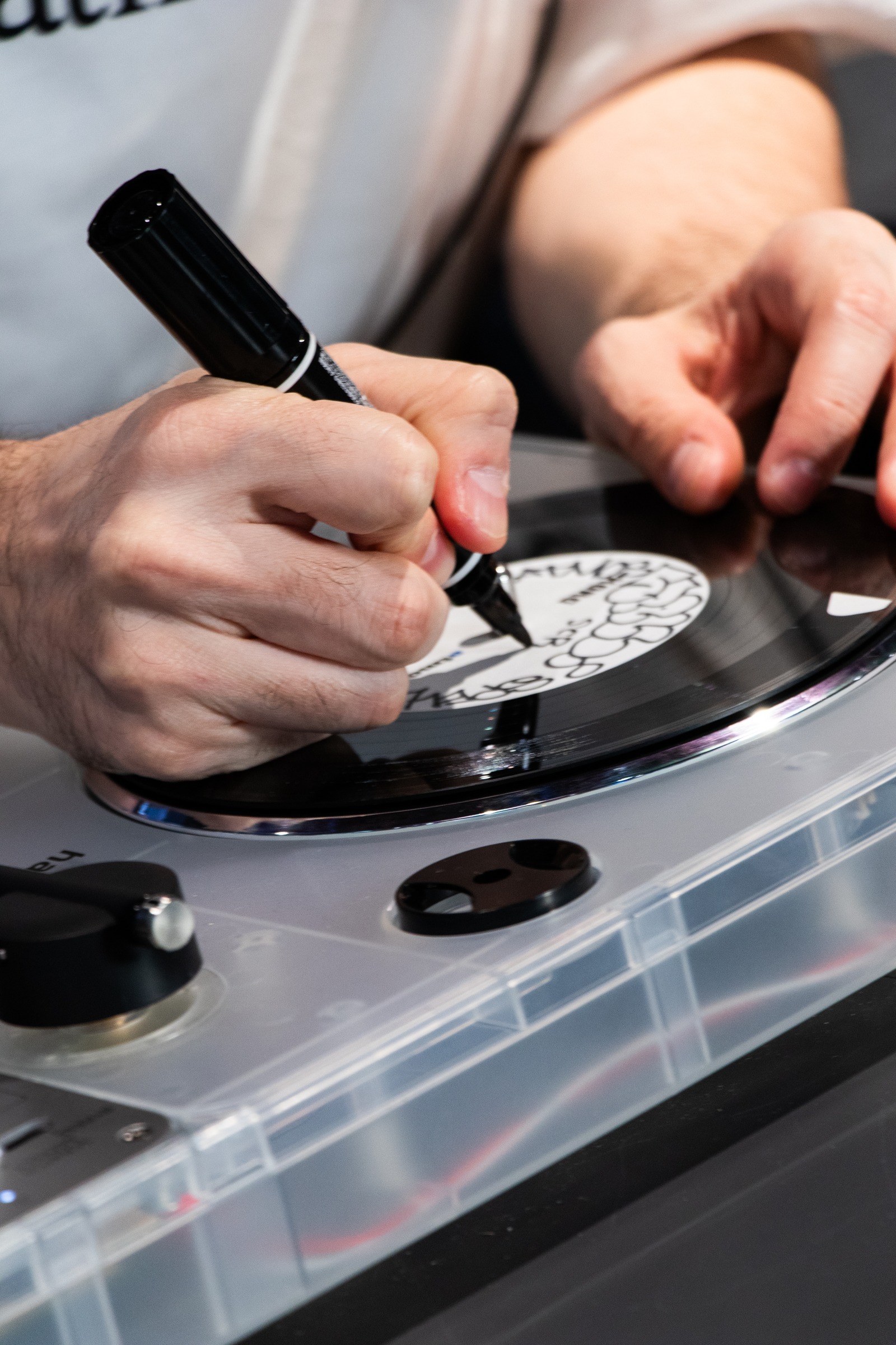 ポータブルレコードプレーヤー『handytraxx play Clear White』