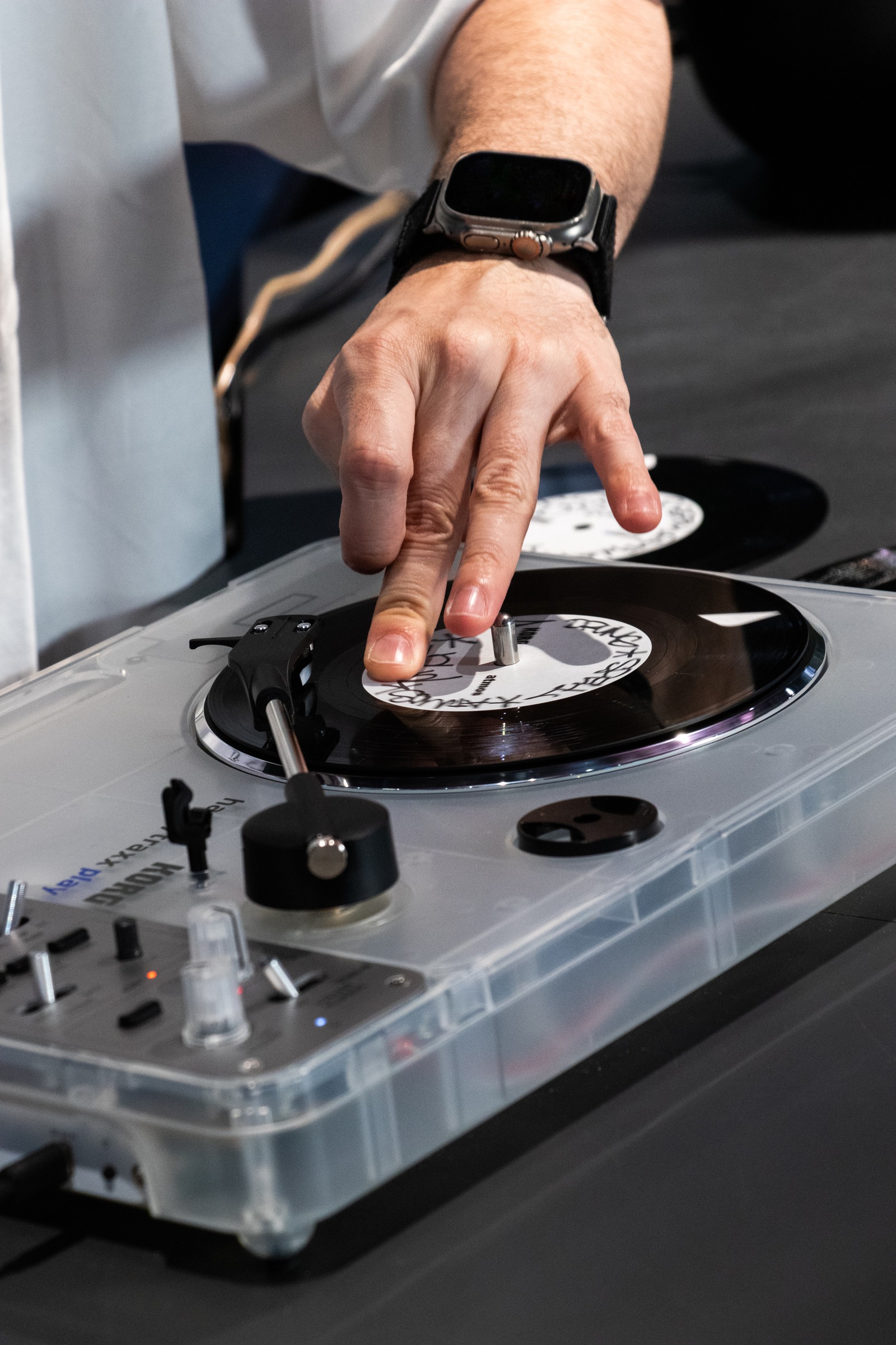 ポータブルレコードプレーヤー『handytraxx play Clear White』