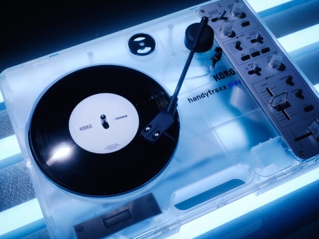 内部構造が透けて見えるクリアボディ　atmos別注のポータブルレコードプレーヤー『handytraxx play Clear White』が抽選販売へ
