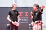 オープニングステージに登壇するフォルクスワーゲン グループ ジャパン代表取締役社長兼CEOのマーティン・ザーゲ氏とスペシャルゲストとしてプロレーシングドライバーの木下隆之氏