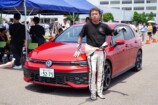 車の前に立つ木下氏
