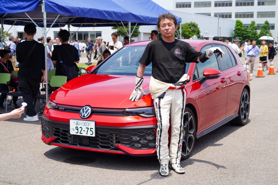 車の前に立つ木下氏