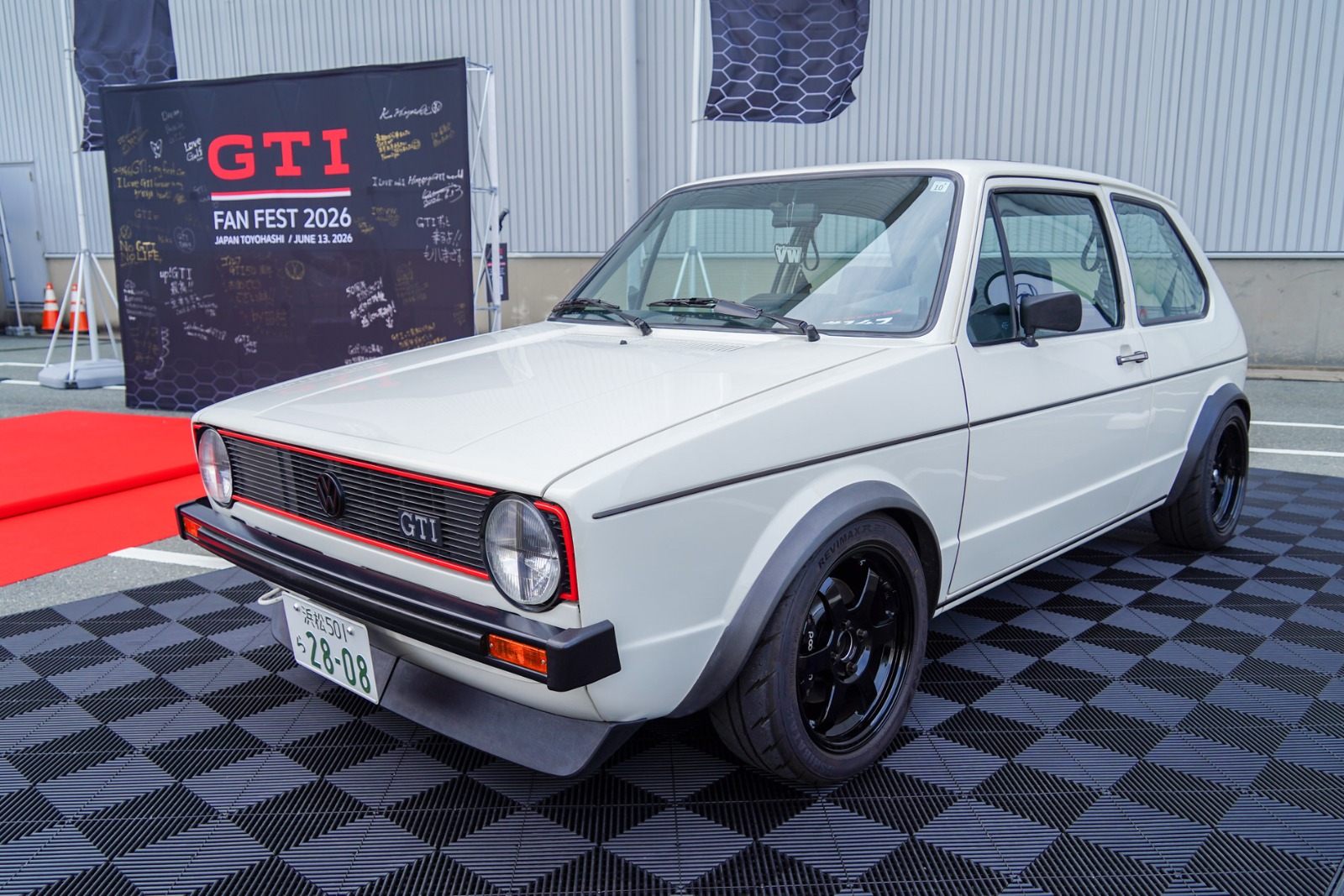ステージ上で展示された車